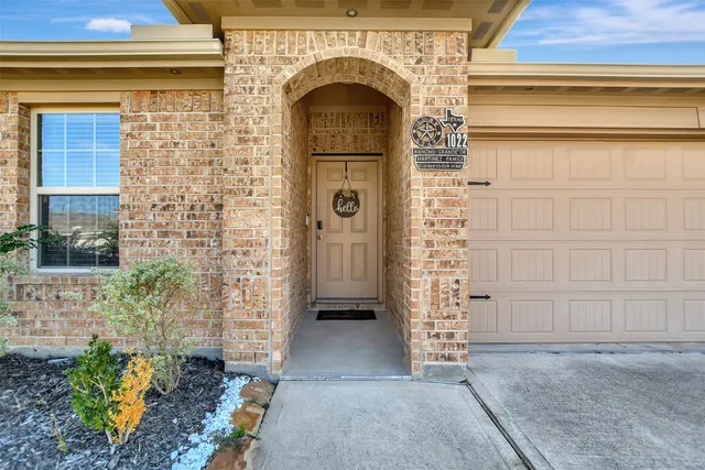 a view of entryway with livingroom