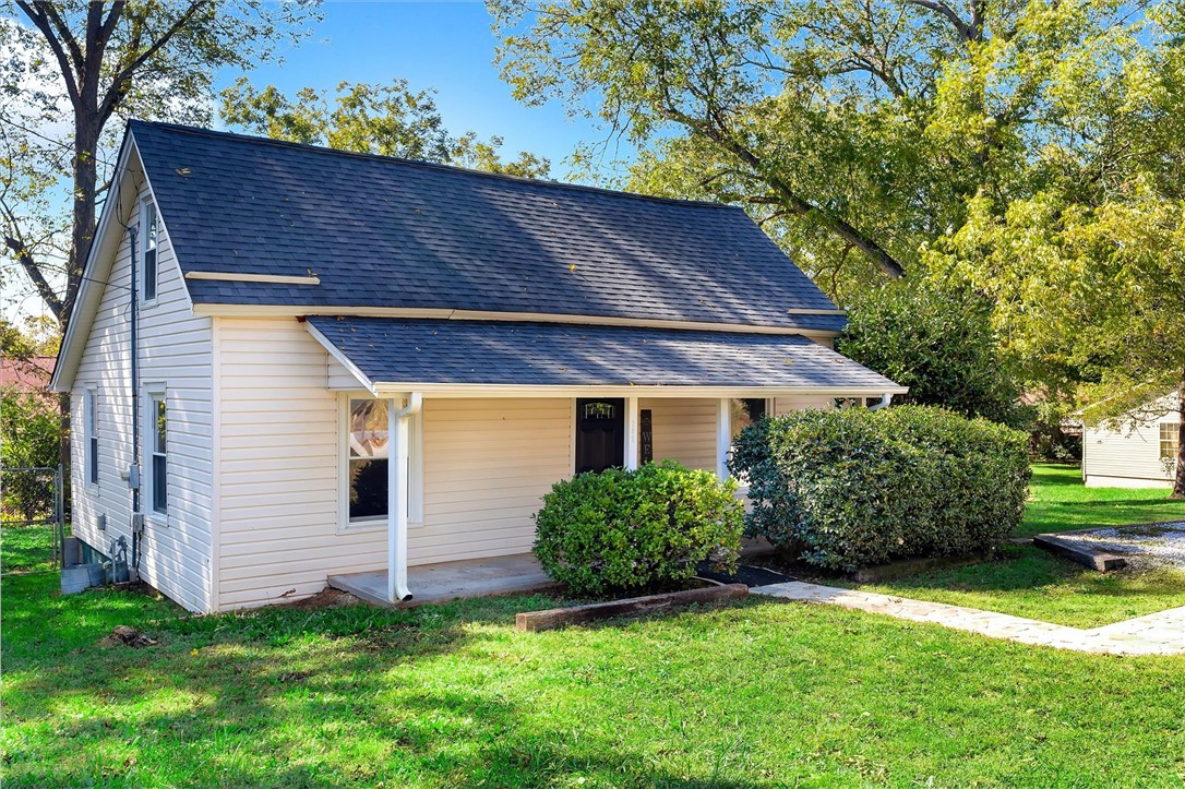 202 Barton Street Easley, SC 29640 - Photo 1 of 23 Gallery Image 1