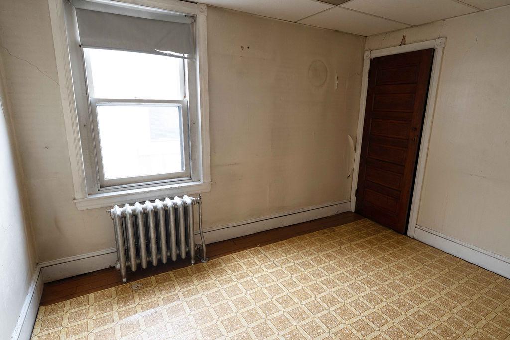 3637 Spring Garden Street Philadelphia, PA 19104 - Photo 35 of 39 an empty room with a window