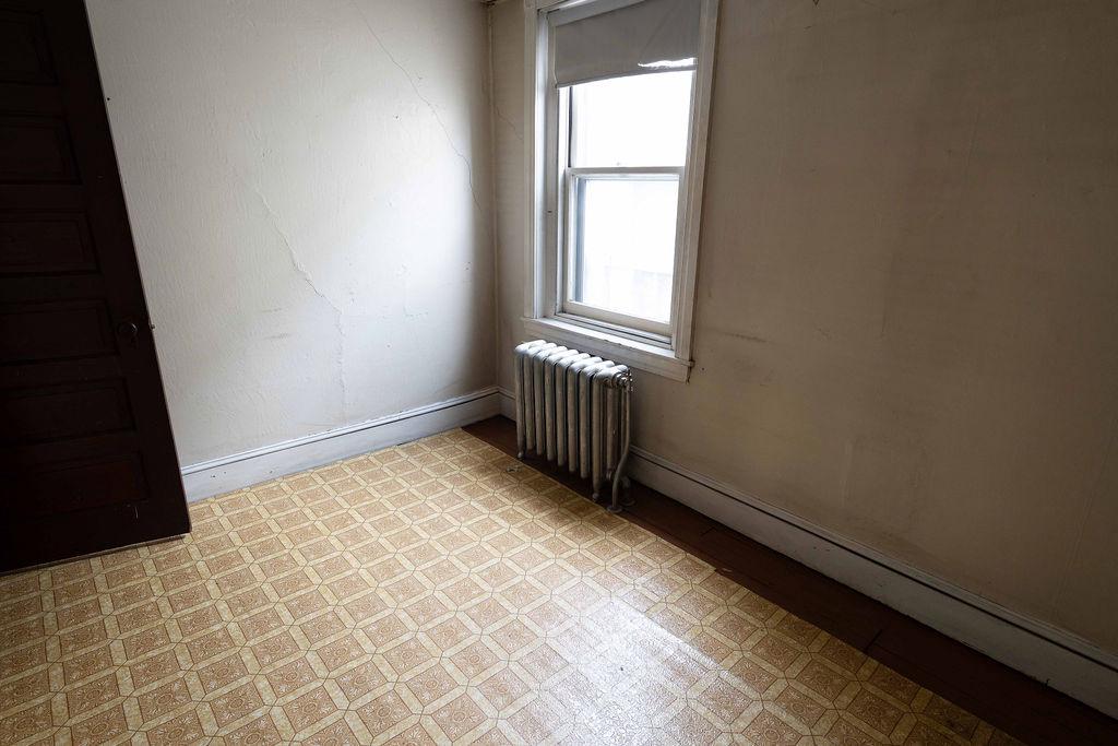 3637 Spring Garden Street Philadelphia, PA 19104 - Photo 38 of 39 an empty room with windows