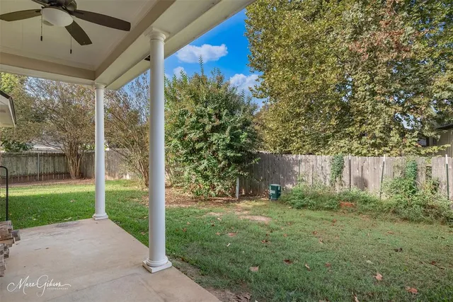 a view of a back yard