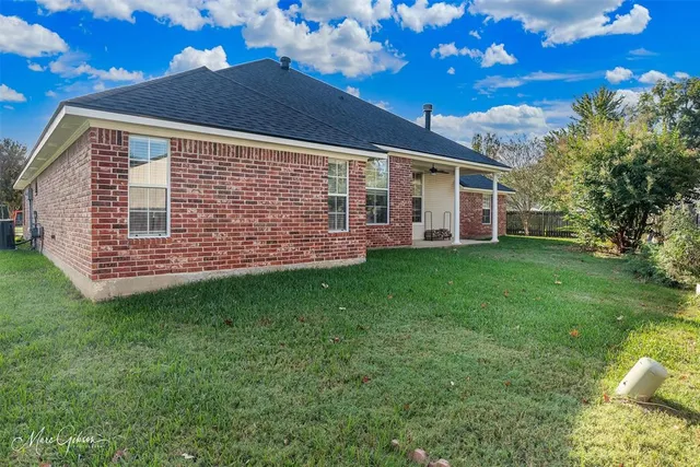 a view of a house with a backyard