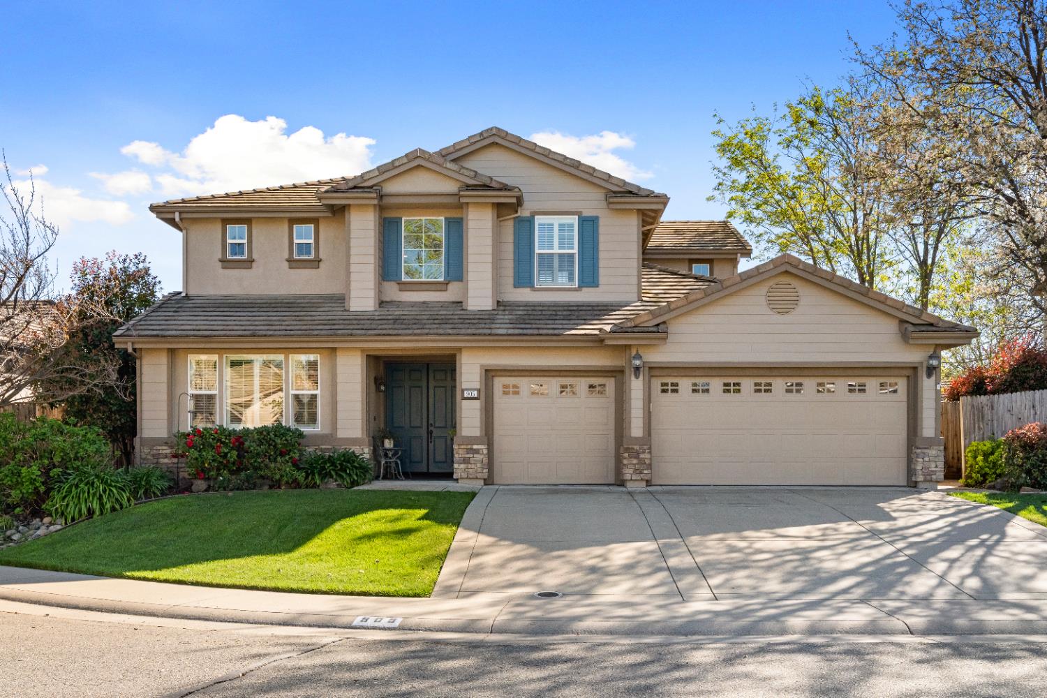 905 Arrow Court Lincoln, CA 95648 - Photo 1 of 1 a front view of a house with garden