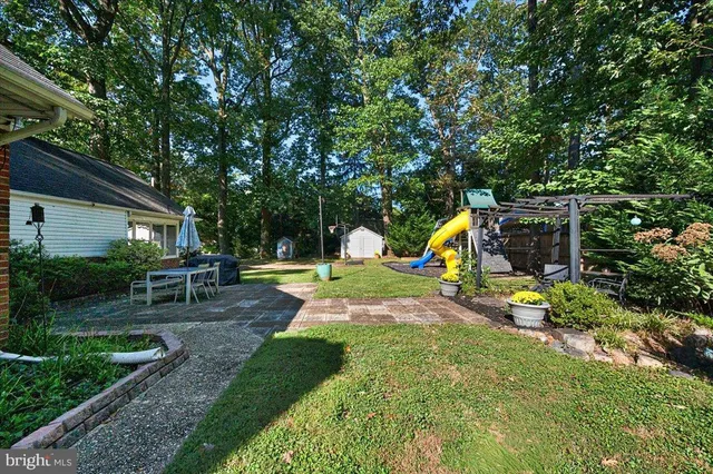 a sign that is sitting on a brick wall