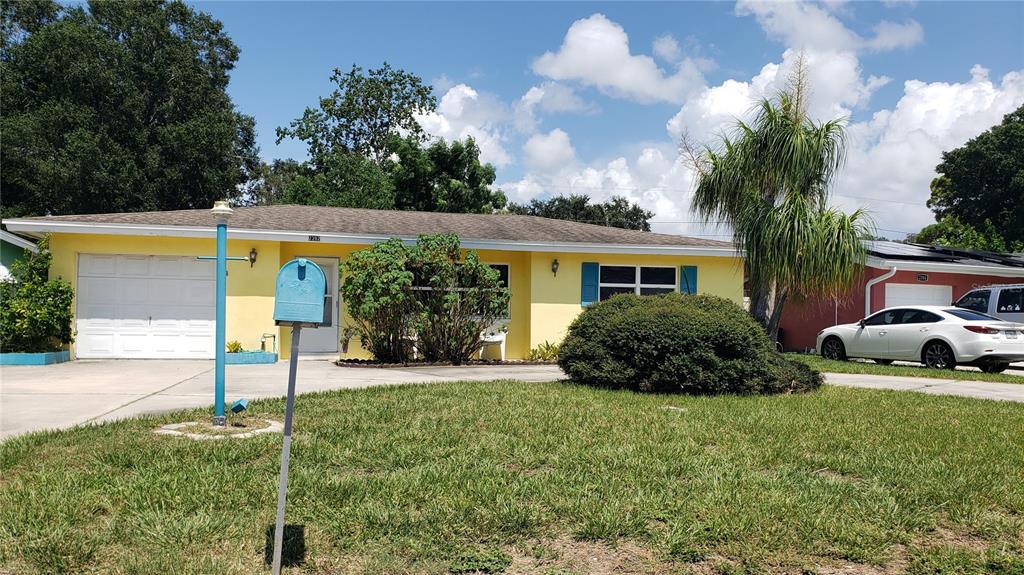 a view of a house with backyard and garden