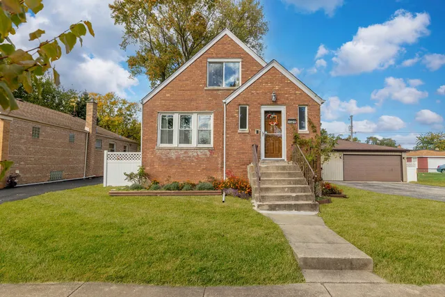 $369,900 | 2720 West 97th Street, Evergreen Park, IL 60805