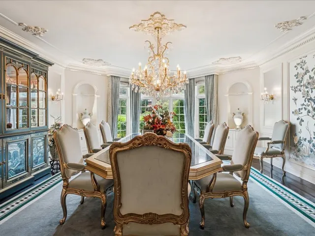 a view of a house with backyard and garden