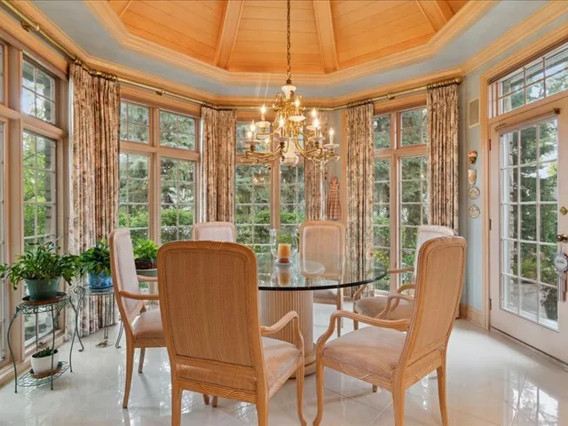 1719 Midwest Club Parkway, Oak Brook, IL 60523