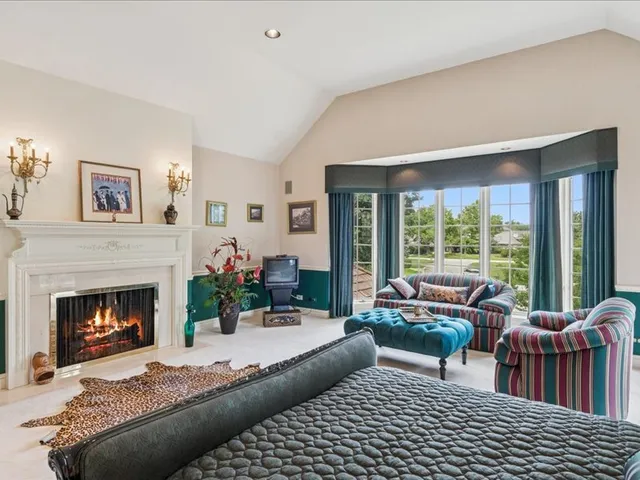 1719 Midwest Club Parkway, Oak Brook, IL 60523