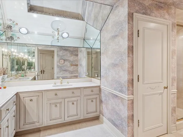 $2,499,000 | 1719 Midwest Club Parkway, Oak Brook, IL 60523
