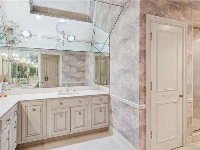 1719 Midwest Club Parkway, Oak Brook, IL 60523