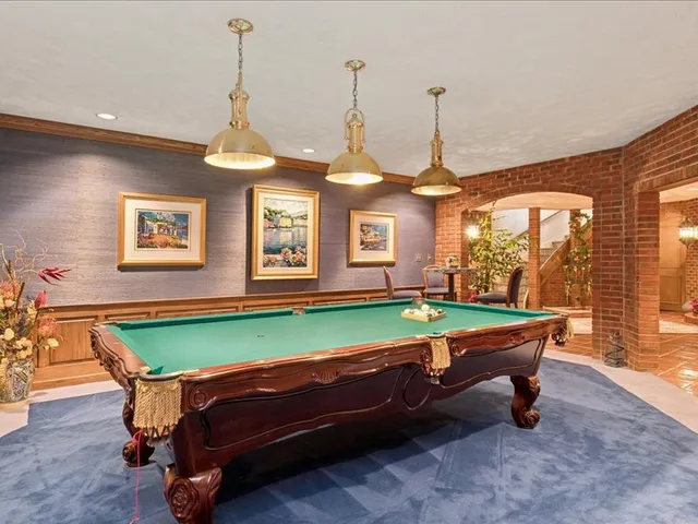 1719 Midwest Club Parkway, Oak Brook, IL 60523