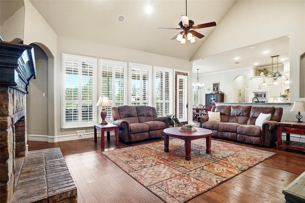 124 Carnes Court Springtown, TX 76082 - Photo 10 of 40