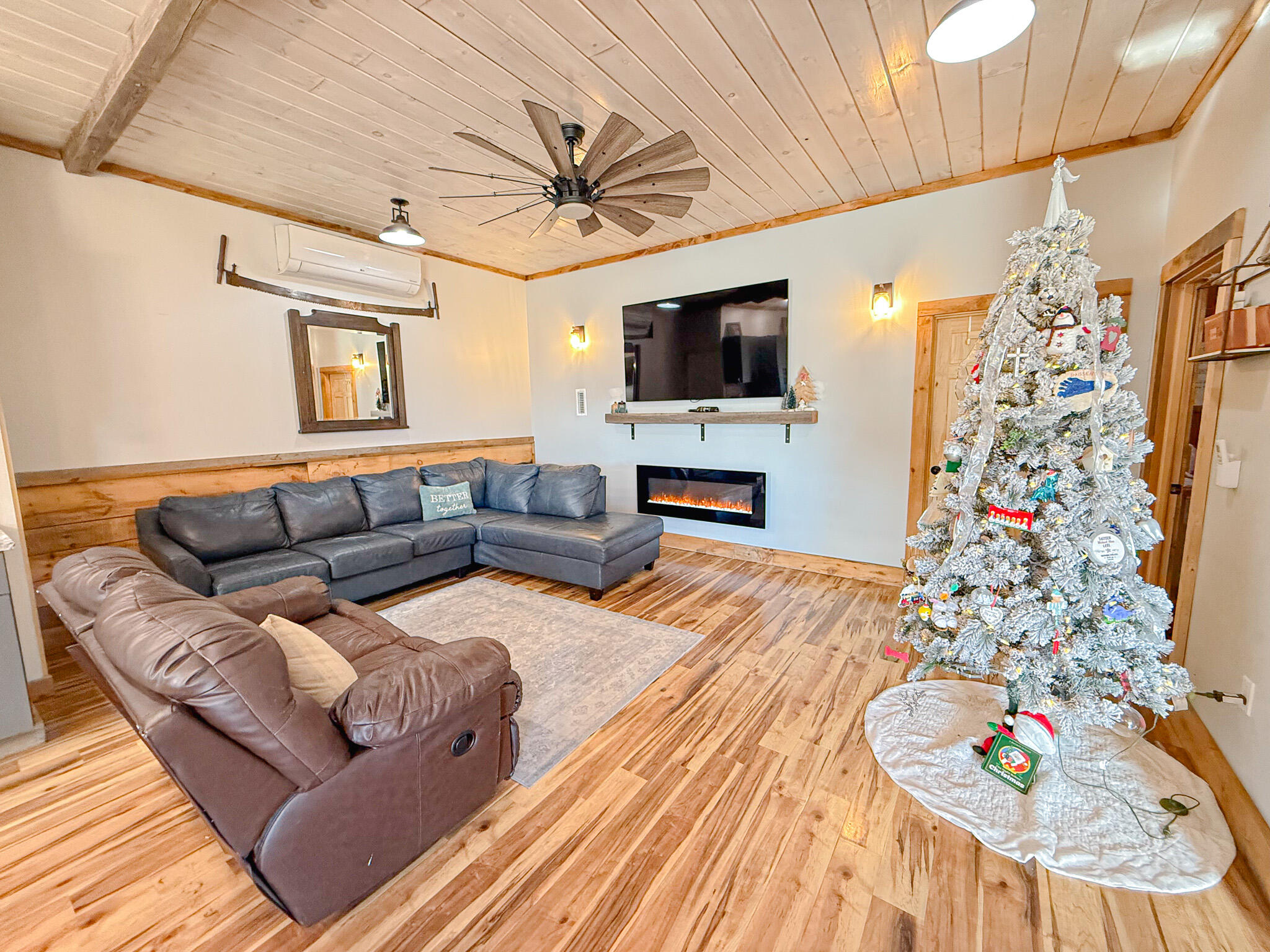967 Newbury Neck Road Surry, ME 04684 - Photo 18 of 54 Living room