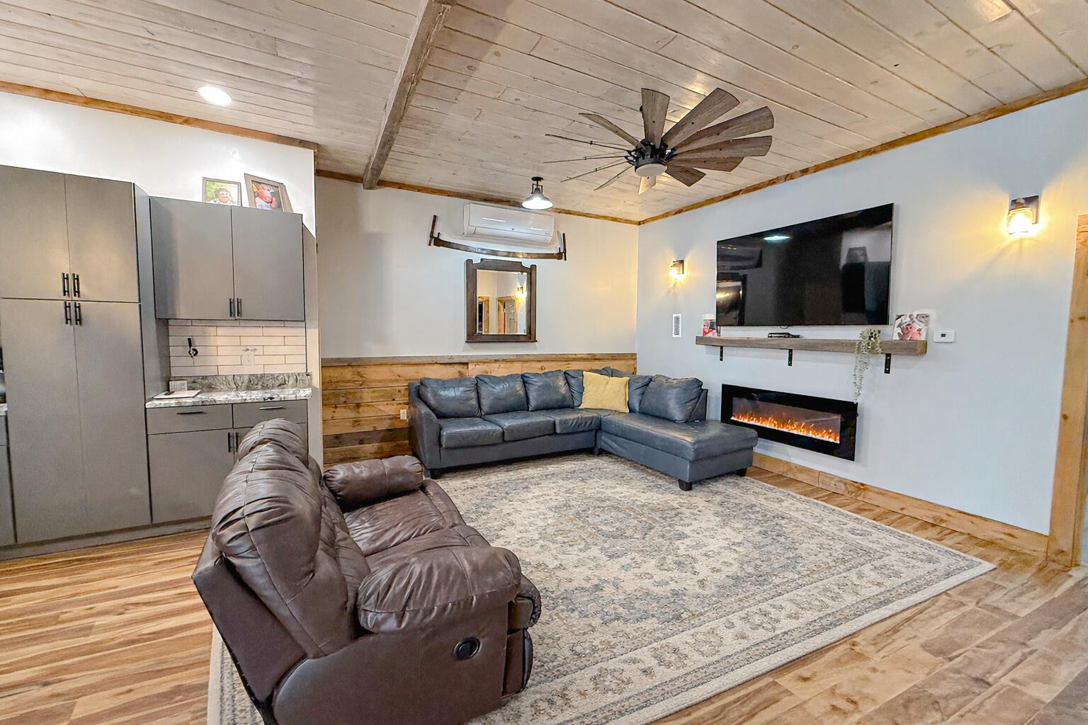 967 Newbury Neck Road Surry, ME 04684 - Photo 22 of 56 Living area