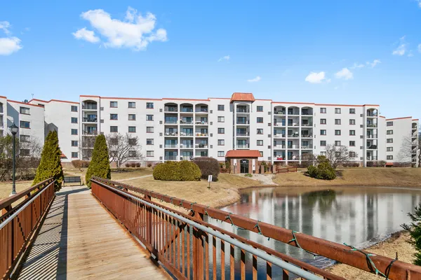 $264,700 | 375 Plum Creek Drive, Unit 108, Wheeling, IL 60090