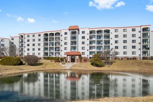 $259,700 | 375 Plum Creek Drive, Unit 108, Wheeling, IL 60090