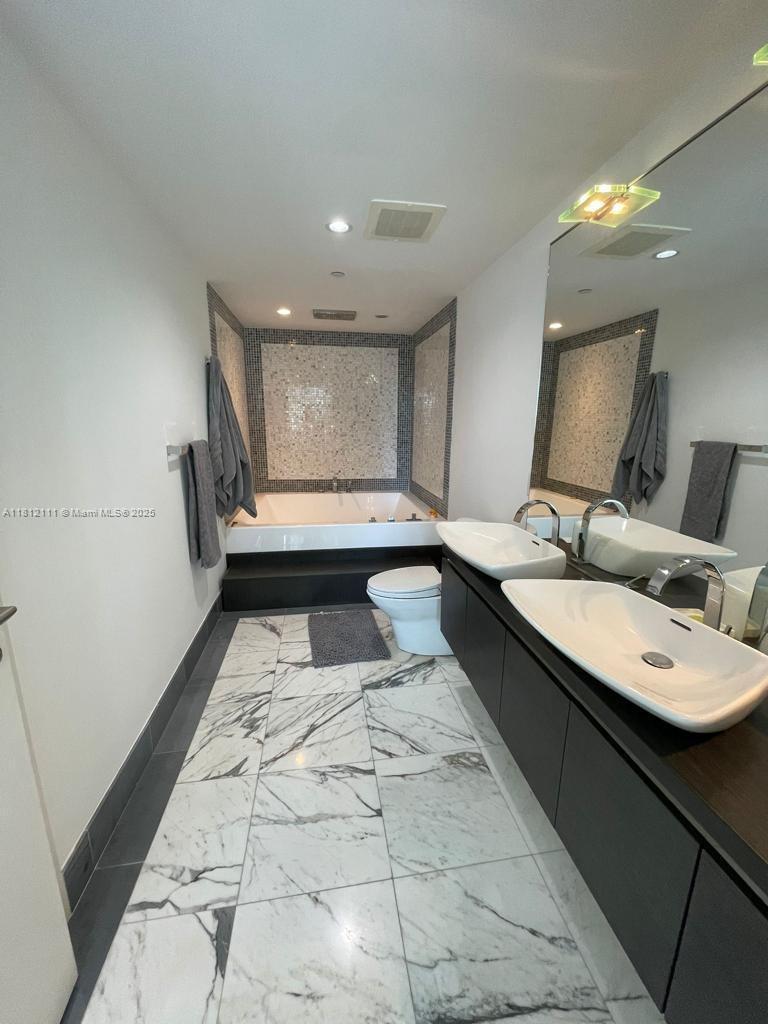 200 Biscayne Blvd Way, Unit 1103 Miami, FL 33131 - Photo 8 of 12