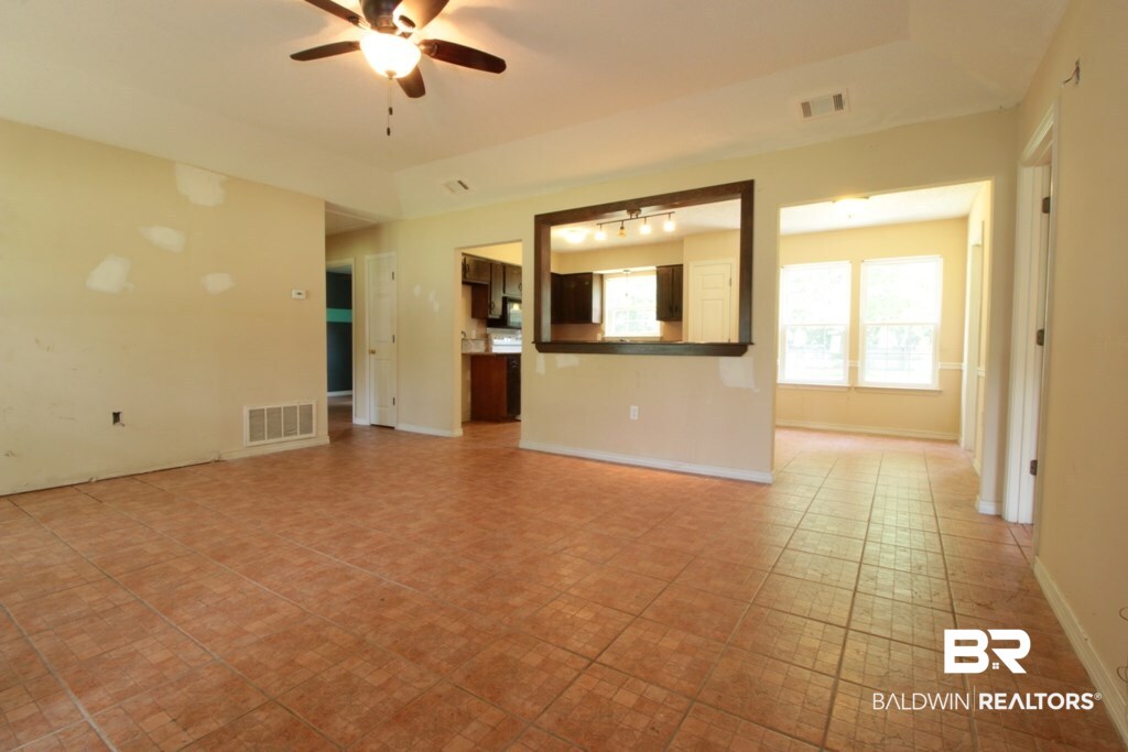 820 West Section Avenue Foley, AL 36535 - Photo 27 of 47 Living Room