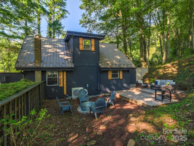 a view of a house with backyard and sitting area