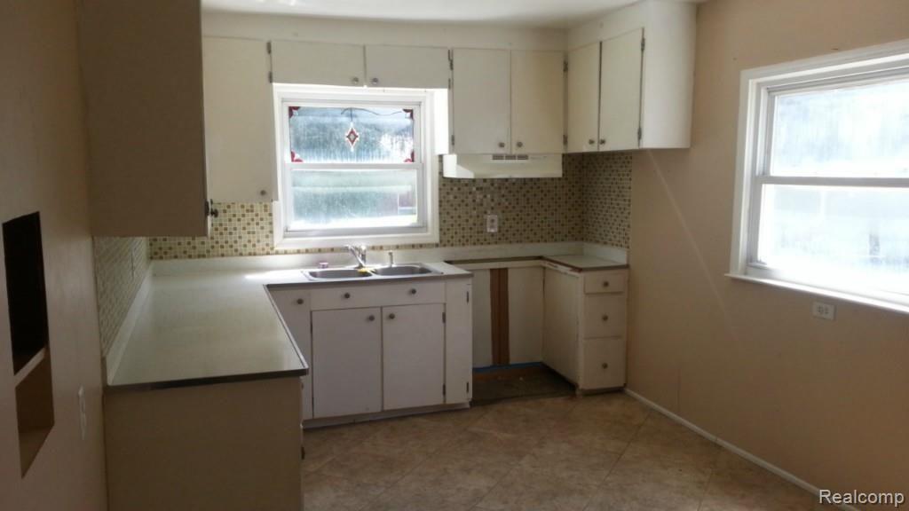 6685 State Road Fort Gratiot, MI 48059 - Photo 3 of 9 kit.jpg