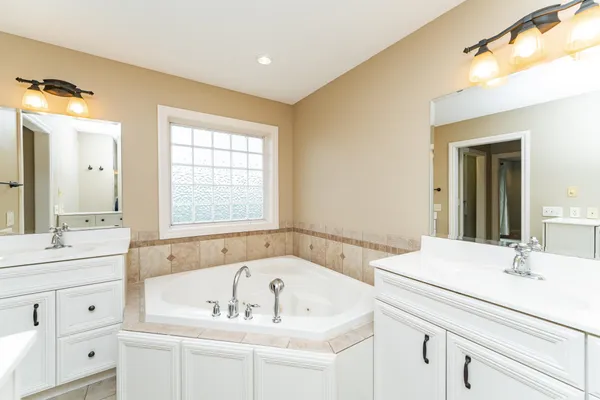 $769,900 | 114 Prairie Stone Court, Stewartville, MN 55976