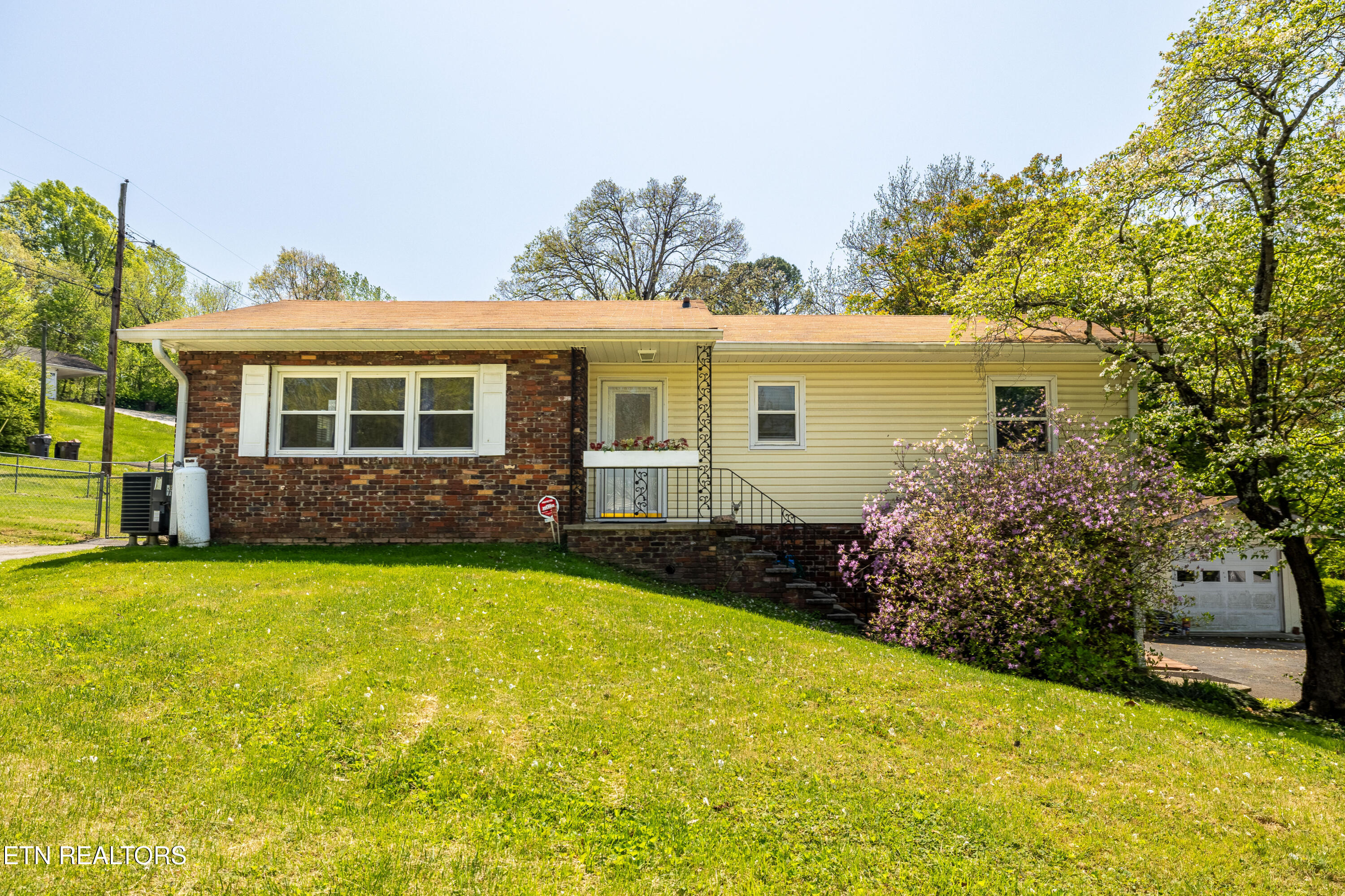3808OakwoodLn-39