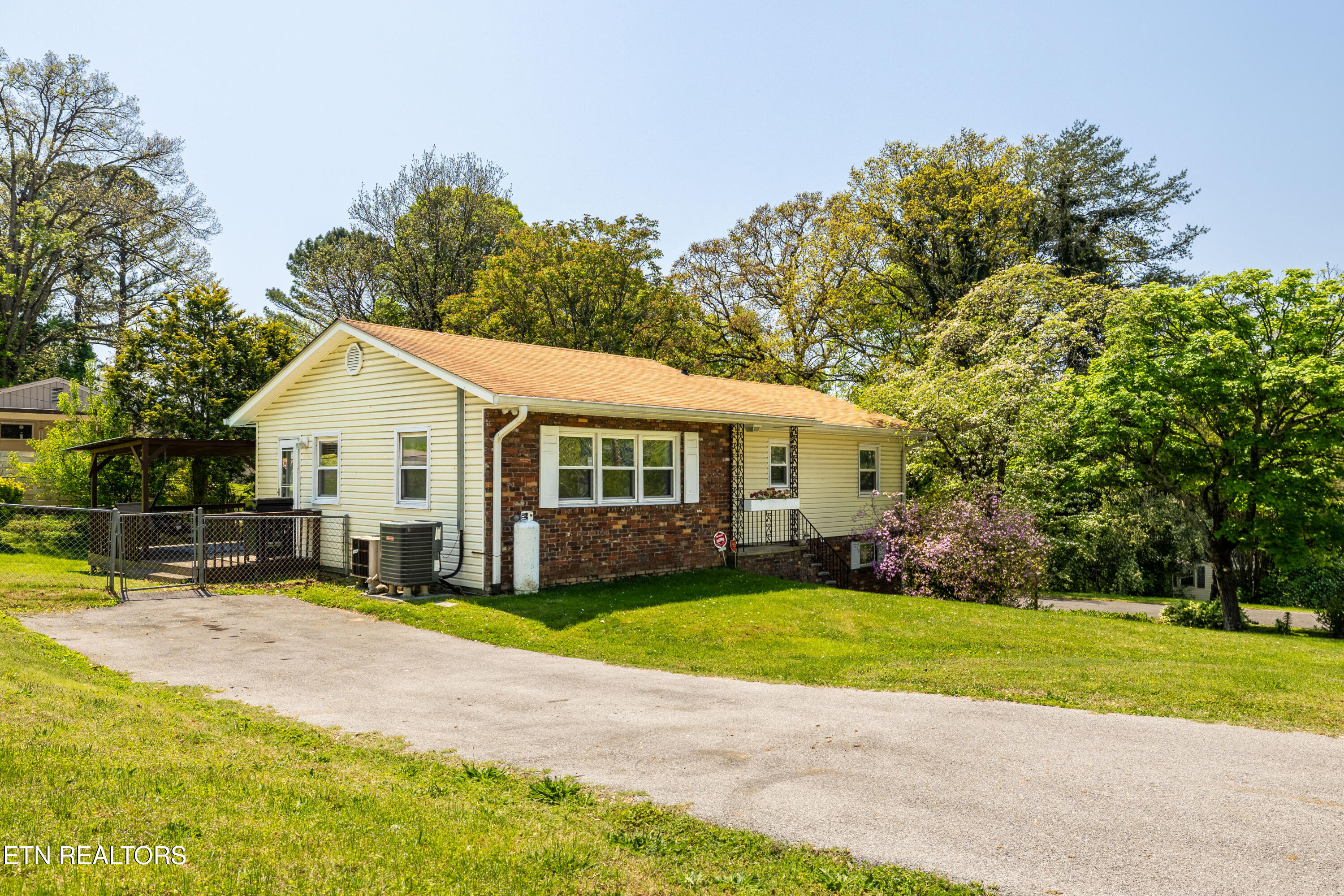 3808 Oakwood Lane Knoxville, TN 37921 - Photo 34 of 40 3808OakwoodLn-40