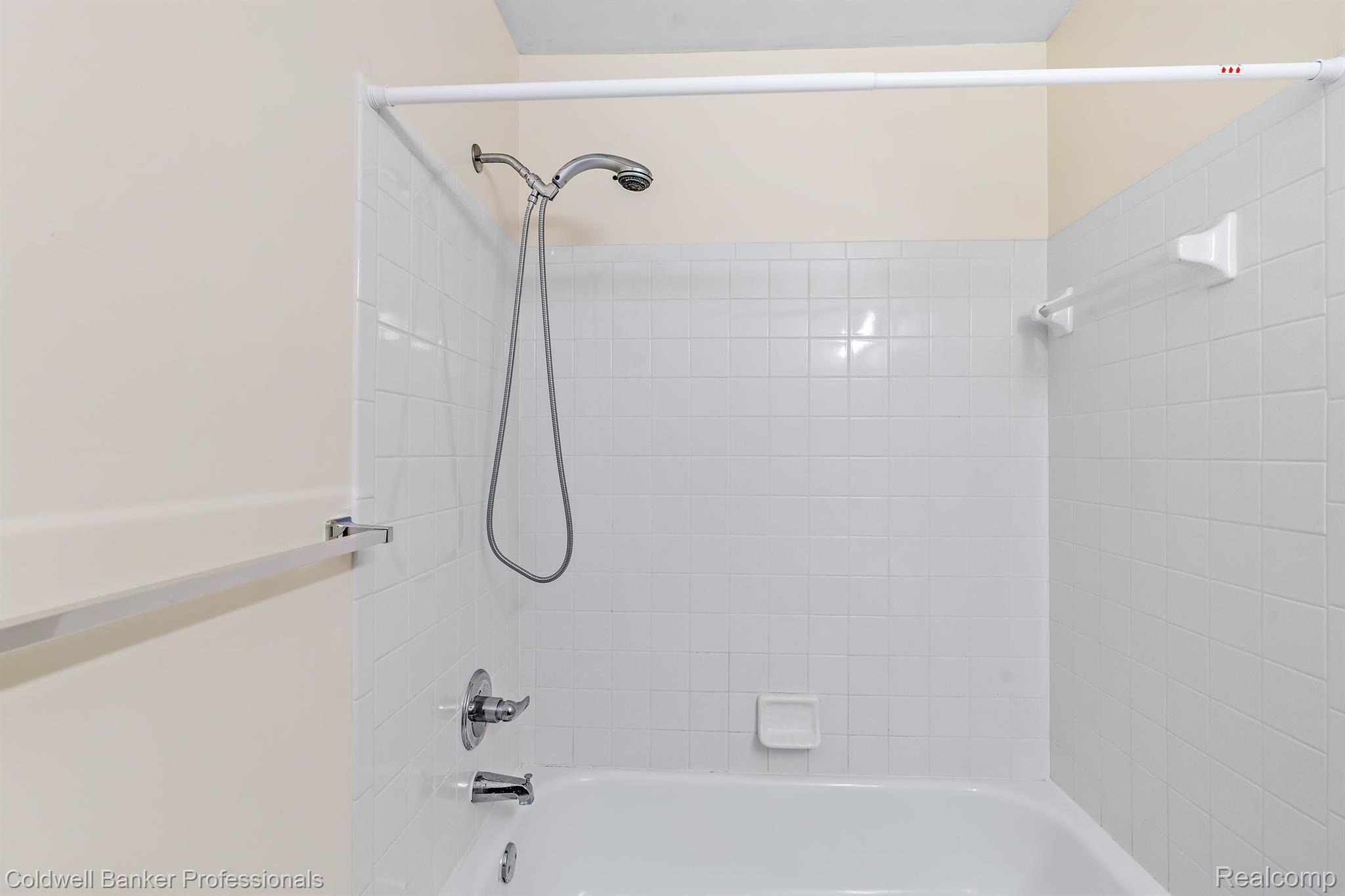 439 Ewell Street Romeo, MI 48065 - Photo 15 of 27 Hall Bath