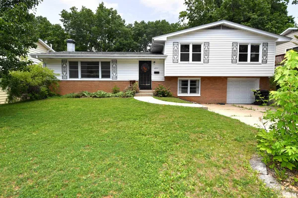 $230,000 | 2717 West Castle Court, Peoria, IL 61614