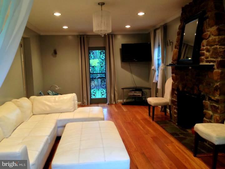 3912 Netherfield Road Philadelphia, PA 19129 - Photo 8 of 25 Living Room