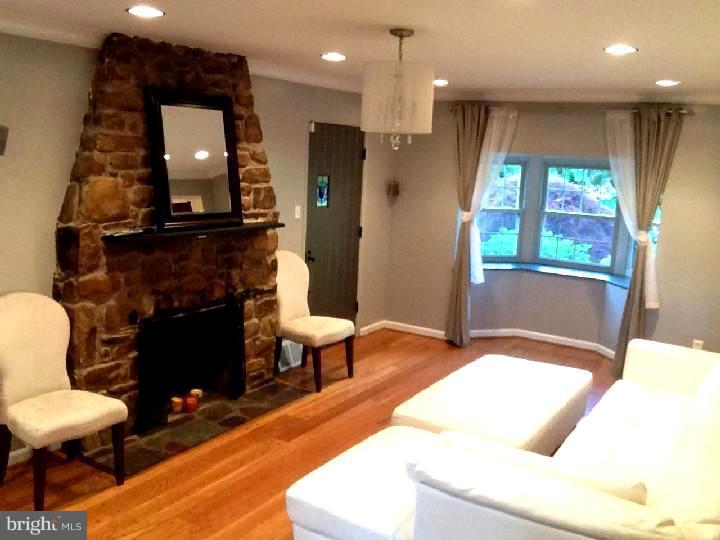 3912 Netherfield Road Philadelphia, PA 19129 - Photo 9 of 25 Living Room