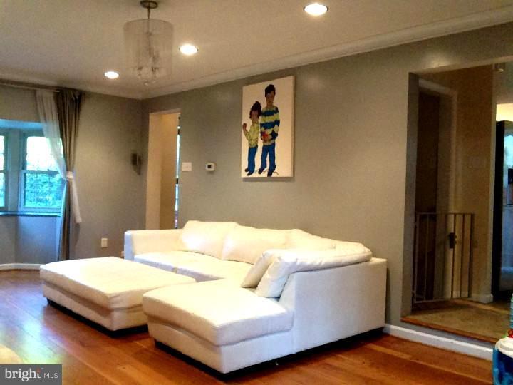 3912 Netherfield Road Philadelphia, PA 19129 - Photo 10 of 25 Living Room