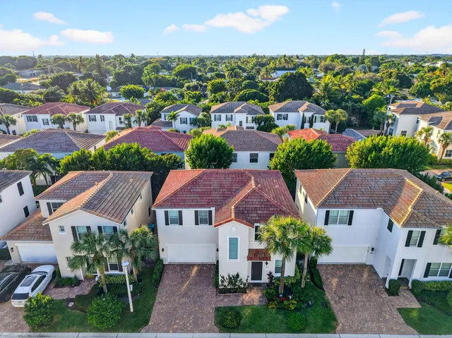 a view of back yard of the house