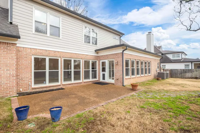 a view of a yard with a house
