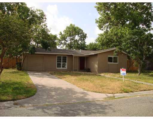 a view of a yard in front of a house