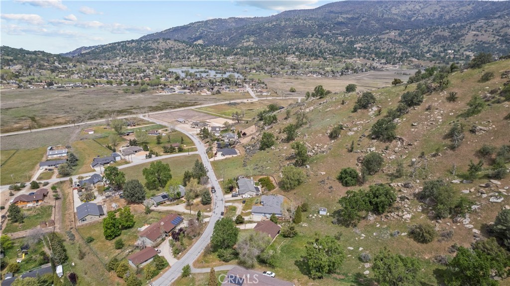 29570 Butterfield Way Tehachapi, CA 93561 - Photo 6 of 50 a view of city and mountain
