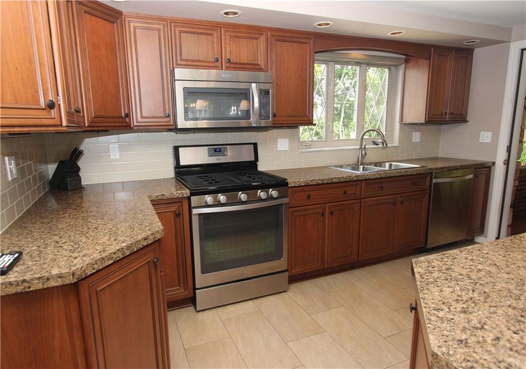 335 Rockfield Road Pittsburgh, PA 15243 - Photo 6 of 25