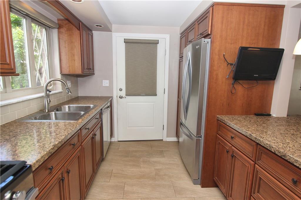 335 Rockfield Road Pittsburgh, PA 15243 - Photo 8 of 25
