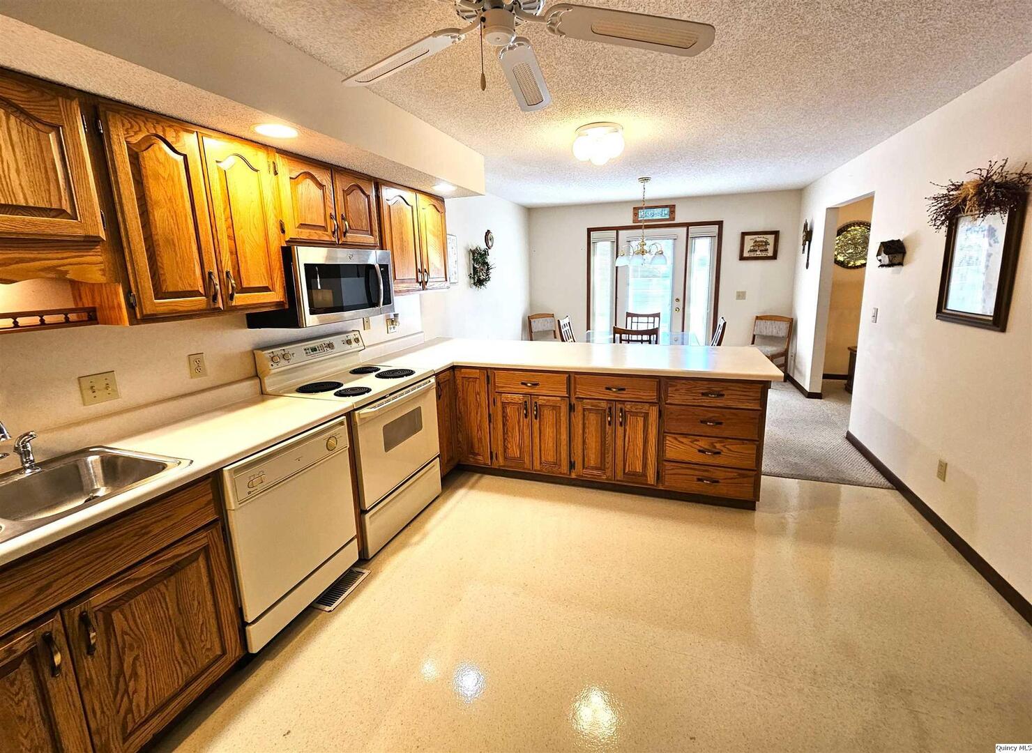 2914 Bluff Ridge Drive Quincy, IL 62305 - Photo 4 of 25 Gallery Image 4