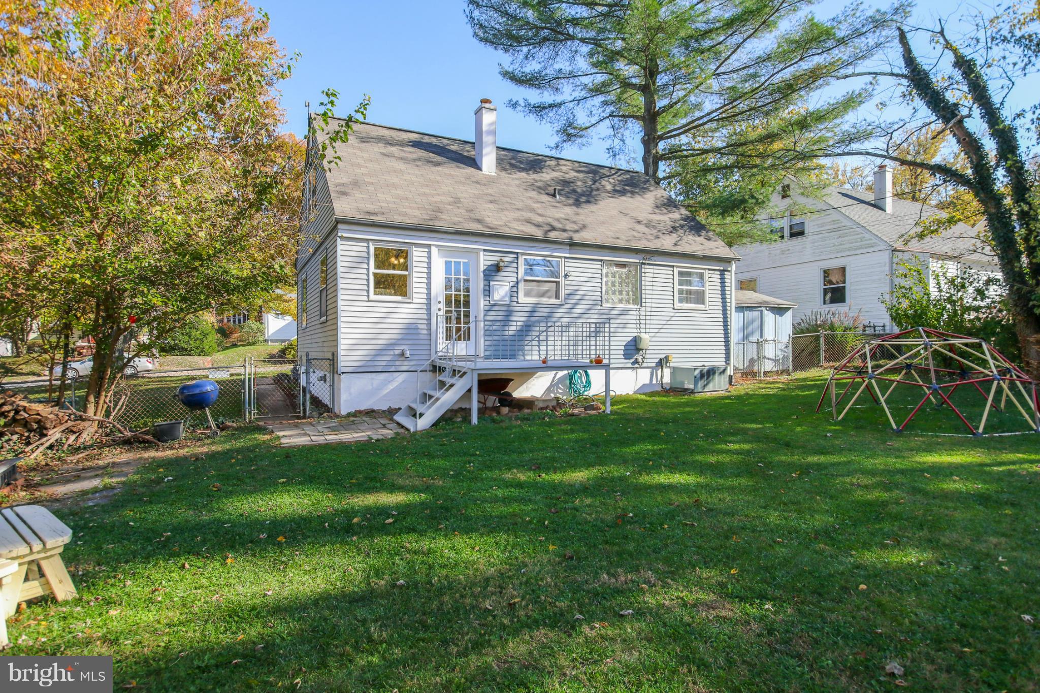 832 Templecliff Road Pikesville, MD 21208 - Photo 28 of 30 a backyard of a house with table and chairs plants and large tree
