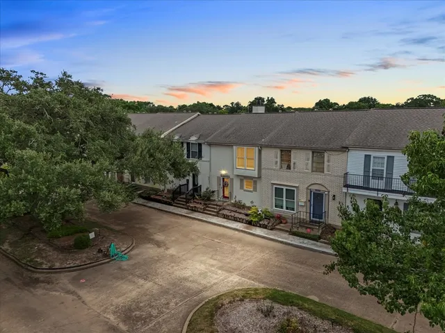 $176,000 | 18204 Heritage Lane, Unit 8204, Houston, TX 77058