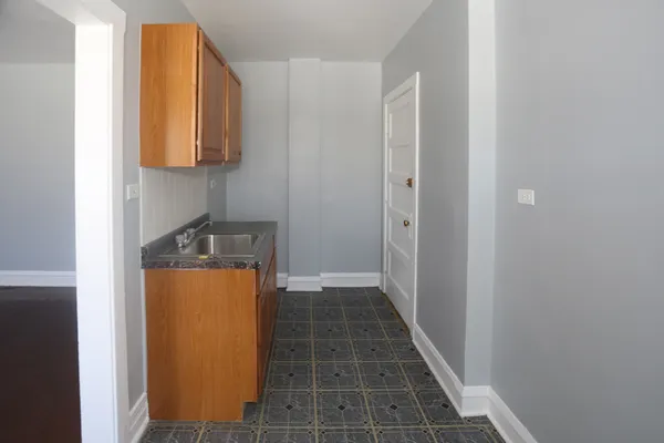$1,275 | 4608 North Beacon Street, Unit 4D, Chicago, IL 60640