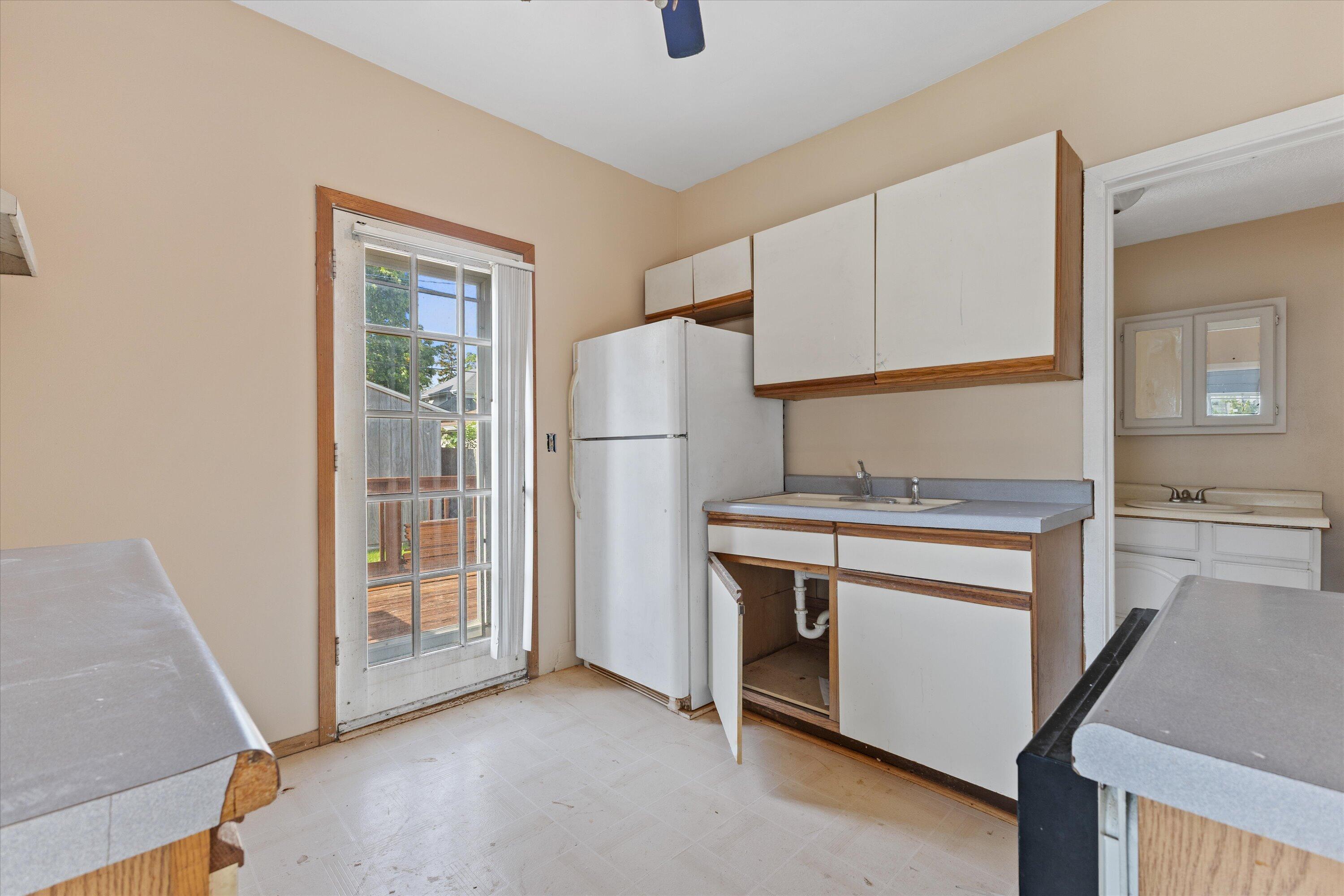 2401 Hansen Avenue Racine, WI 53405 - Photo 2 of 32 33-KCM-84