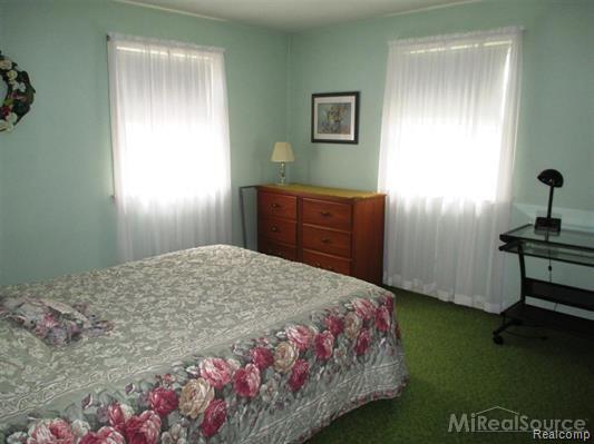 1670 Fairholme Road Grosse Pointe, MI 48236 - Photo 12 of 14 12.jpg