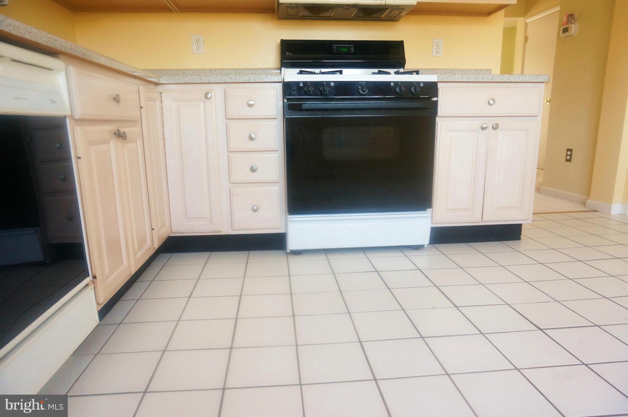 9246 Bellbeck Road Baltimore, MD 21234 - Photo 5 of 30 Kitchen