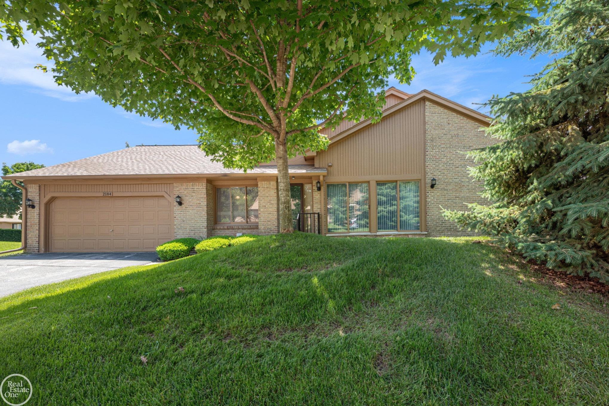 2184 London Bridge Drive Rochester, MI 48307 - Photo 1 of 18 50146067-e3064b88-7824-4c1c-963e-6f3de322a9ff.JPG