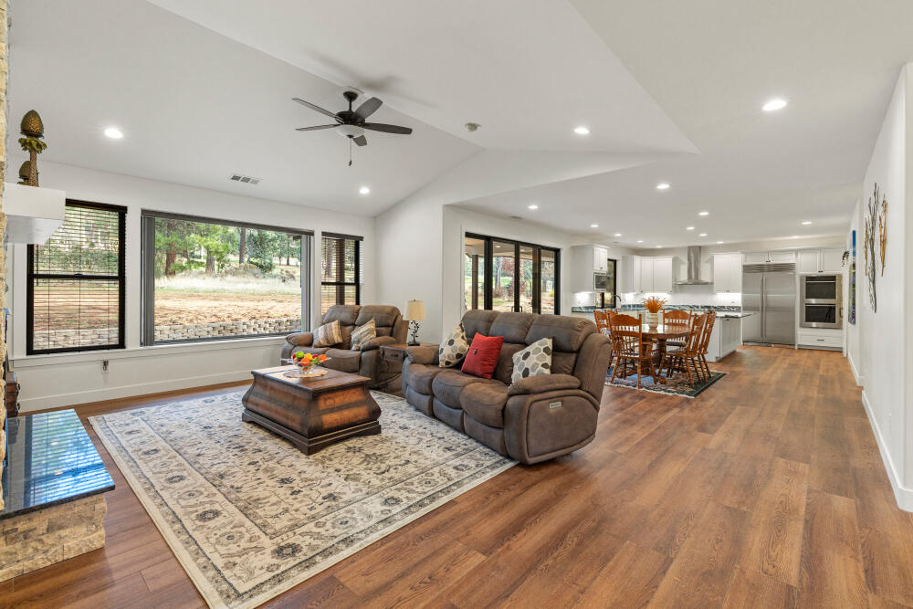 11635 Merganser Road Klamath Falls, OR 97601 - Photo 11 of 68 Great Room from Entry
