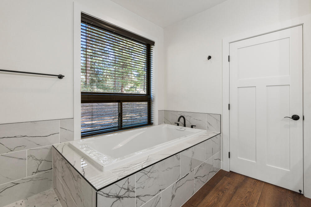11635 Merganser Road Klamath Falls, OR 97601 - Photo 38 of 68 Bath with a View!
