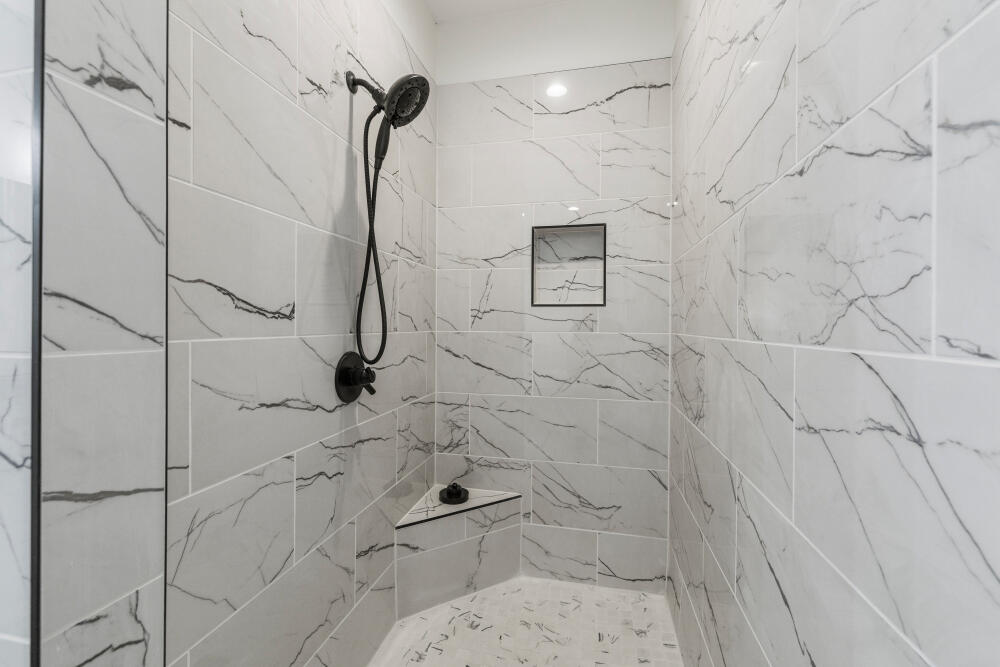 11635 Merganser Road Klamath Falls, OR 97601 - Photo 39 of 68 Large Tile Shower
